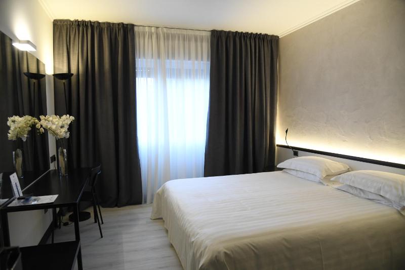 Classic Double Room image 2