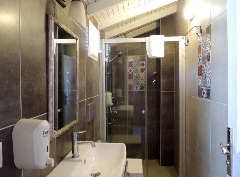 King Room with Spa Bath image 2