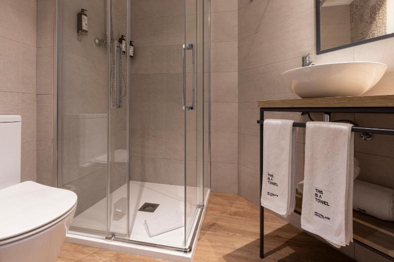 Quintuple Room (5 Adults) image 4