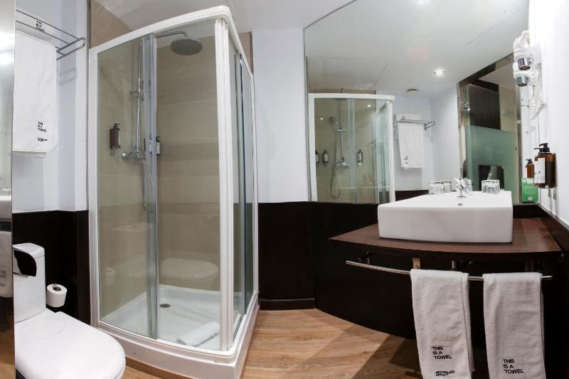 Small Double Room image 3