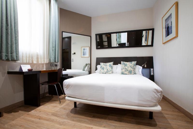 Small Double Room image 2