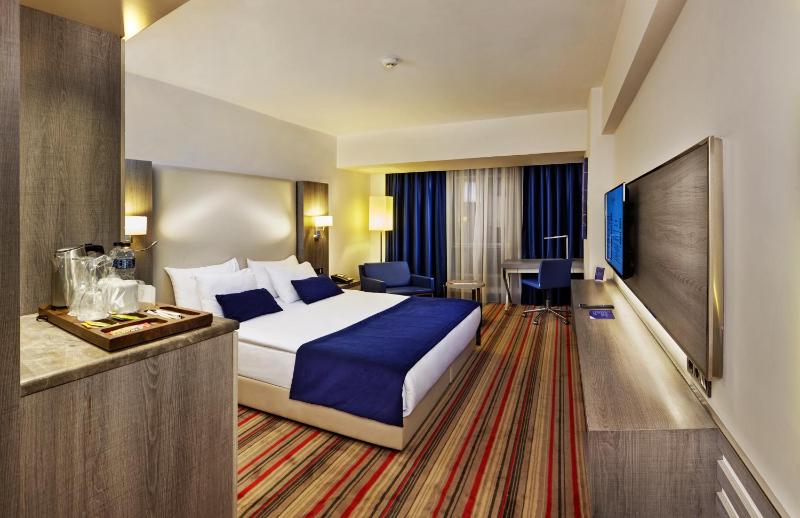 Deluxe Queen Room image 3