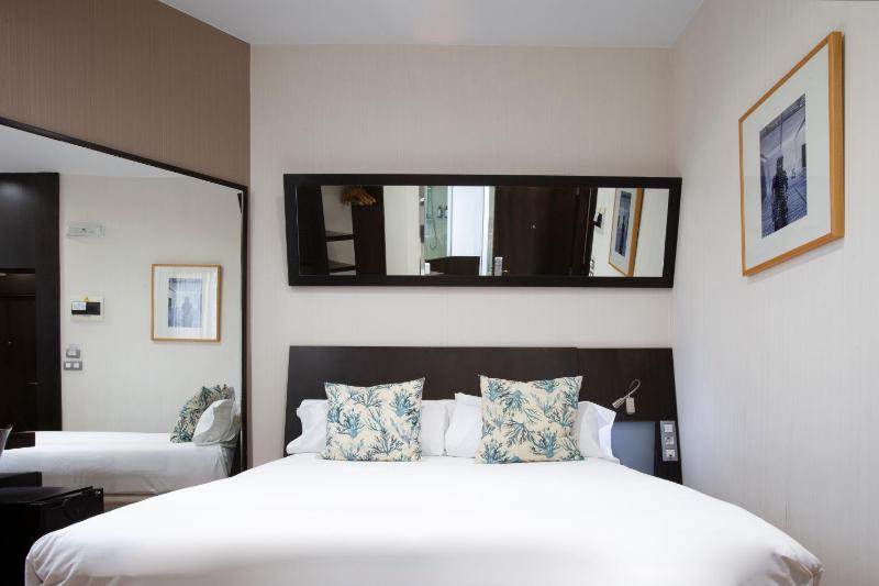Small Double Room image 1