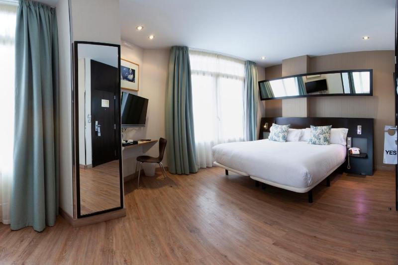 Double Room with Terrace image 3