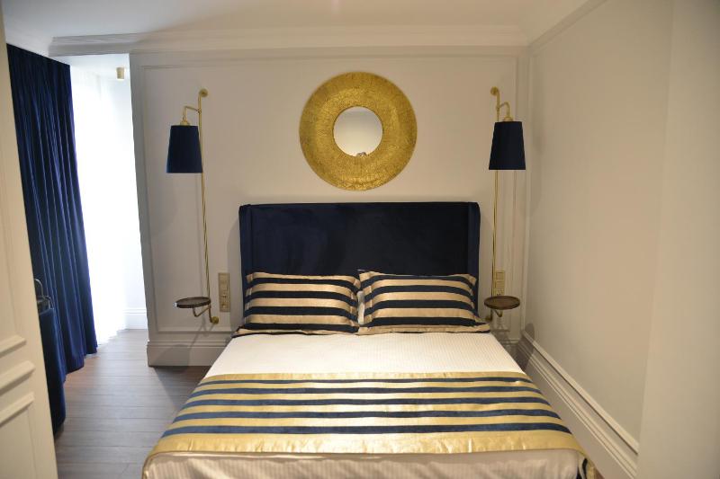 Deluxe Room image 2