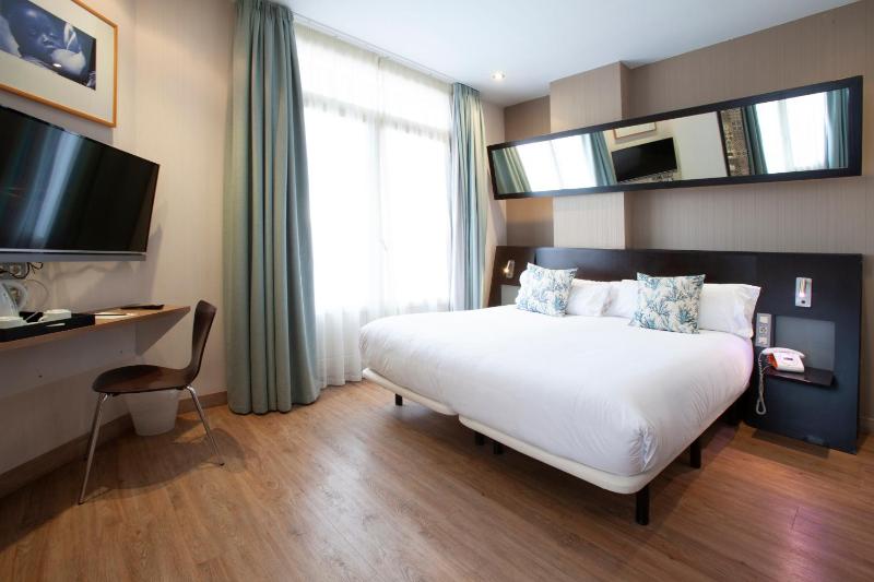Double Room with Terrace image 2