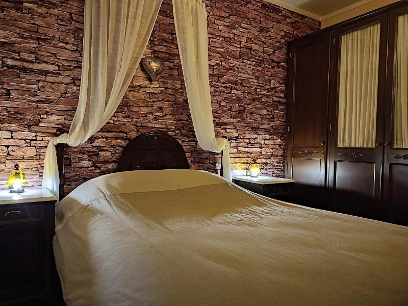 British Wood 'n Stone House Images
