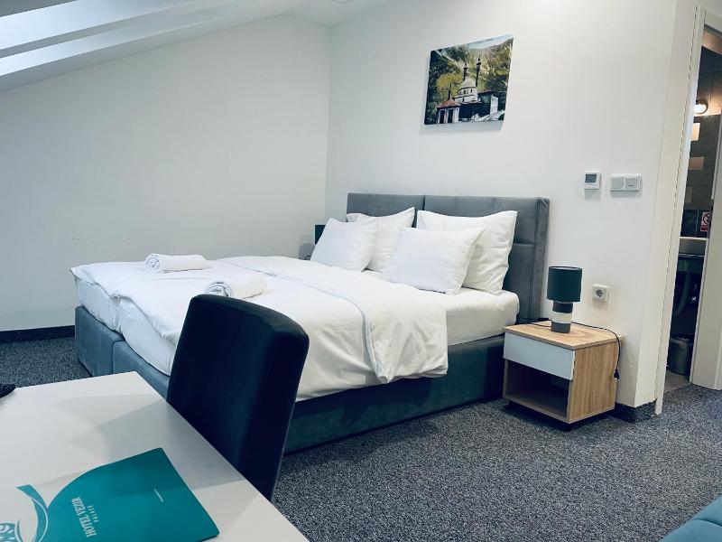 Economy Twin Room image 2