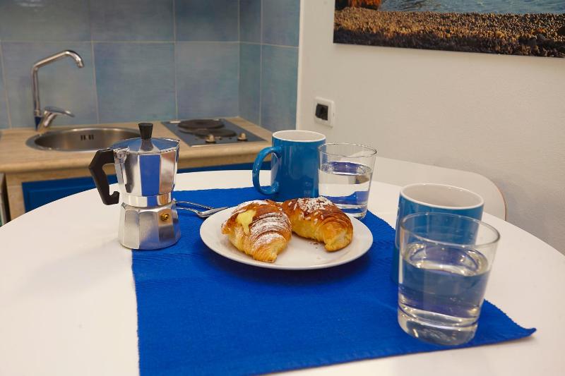 Single Room with Kitchen image 4
