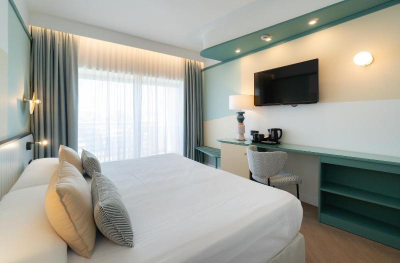 Superior Club Room with Pool View (2 Adults + 1 Child) image 4