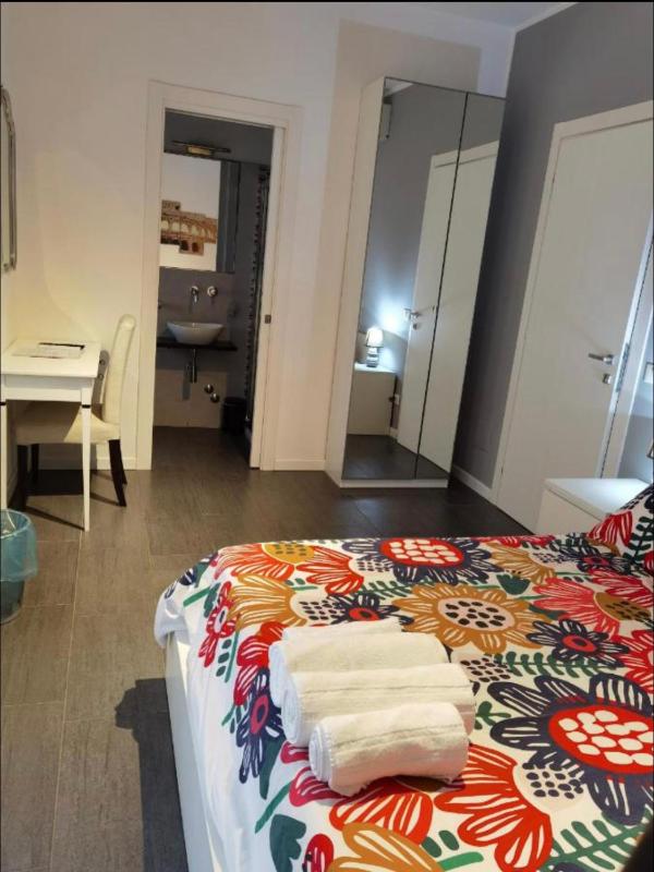 Double Room with Balcony image 4