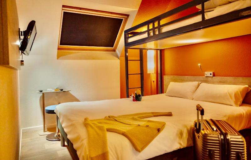 Triple Room with One Double Bed and One Bunk Bed image 3