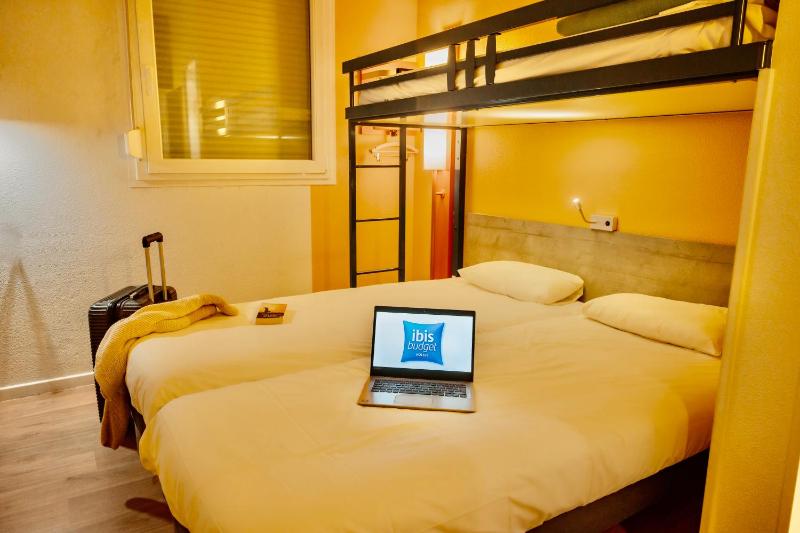 Triple Room with One Double Bed and One Bunk Bed image 4