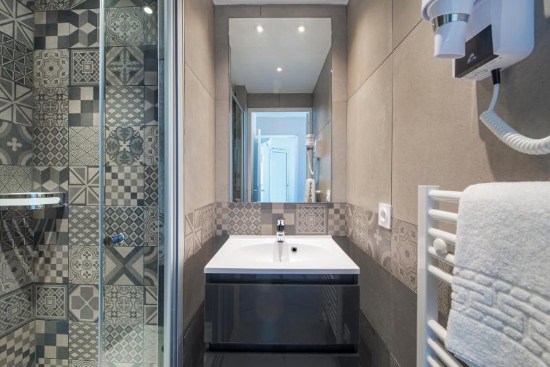 Deluxe Double Room with Side Sea View image 2