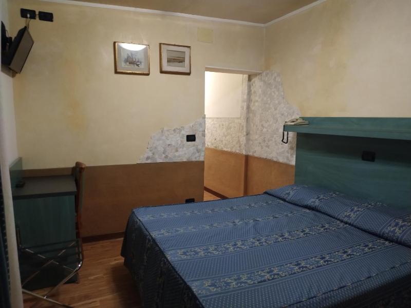 Economy Double Room image 2