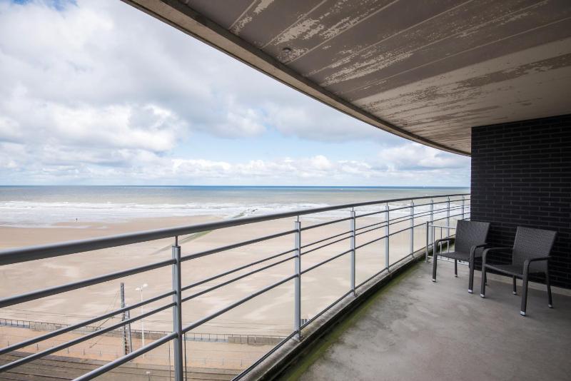 Superior Two-Bedroom Apartment side seaview XL image 3