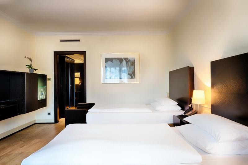 Superior Twin Room image 3