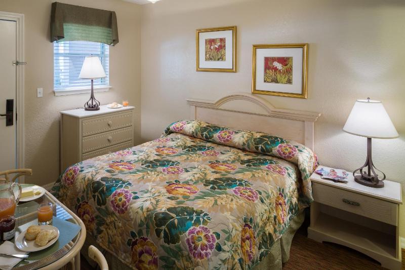 1 Queen Bed, 1 Bedroom Mobility/Hearing Access Apartment, Roll-In Shower, NSMK