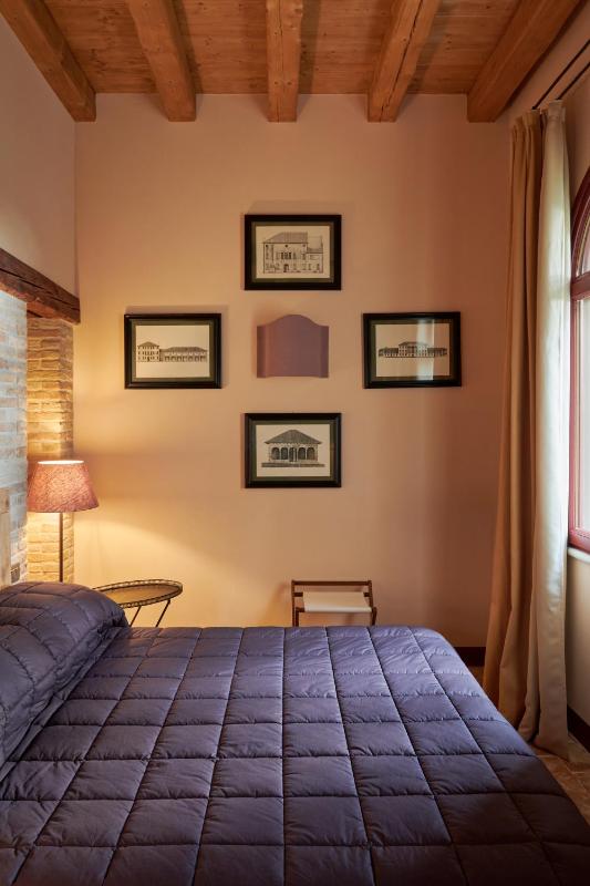 Deluxe Room image 3