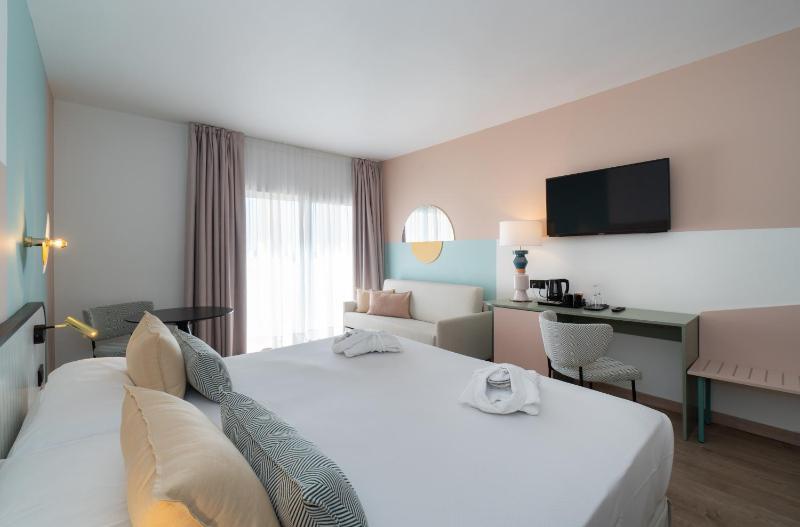 Superior Club Room with Frontal Sea View (2 Adults) image 3
