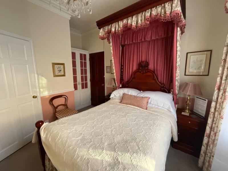 Small Double Room image 1