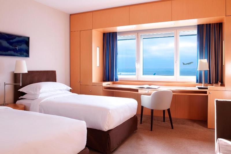 Deluxe Twin Room image 1