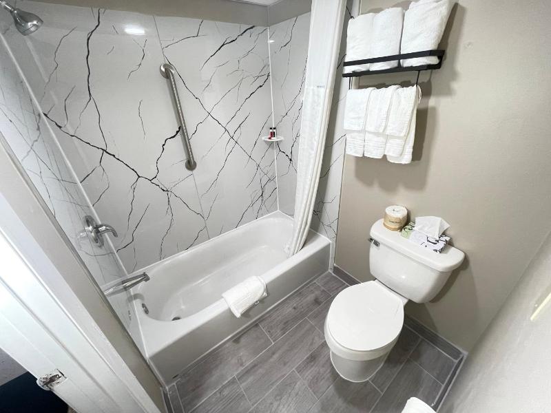 Deluxe Double Room with Two Double Beds - Non-Smoking image 2