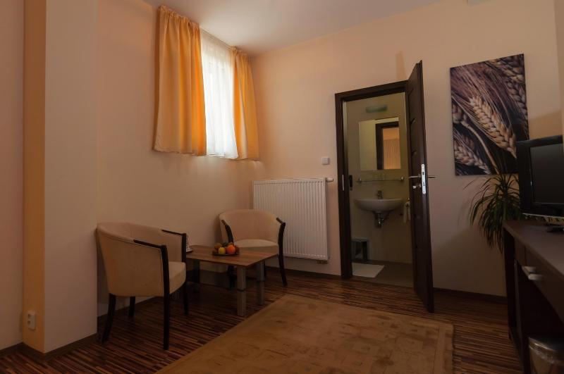 Classic Double Room image 4