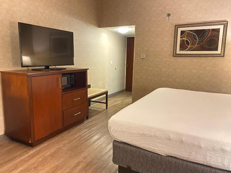 Standard King Room image 3