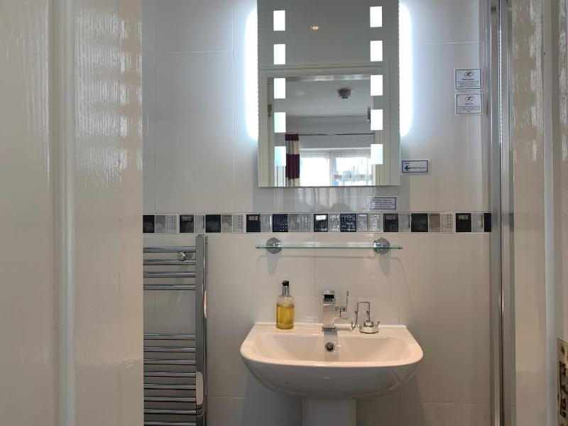 Twin Room image 3