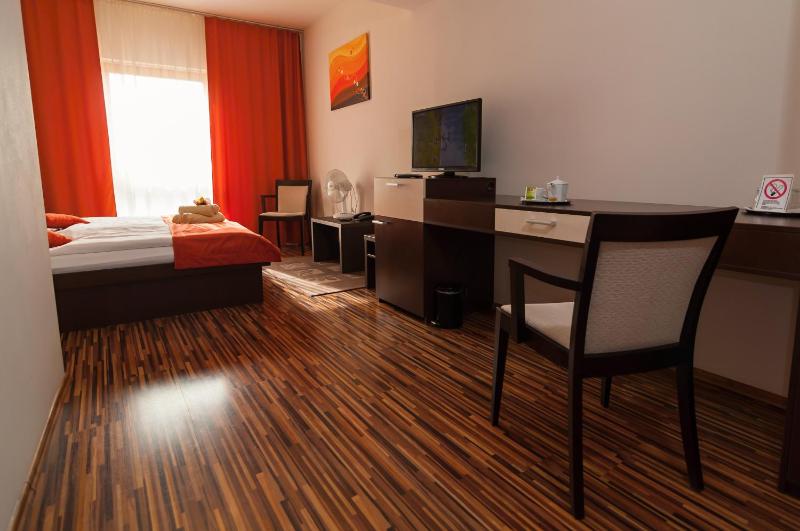 Classic Double Room image 3