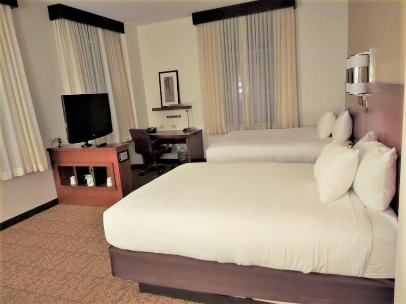 Queen Room with Two Queen Beds and Sofa Bed - High Floor image 4
