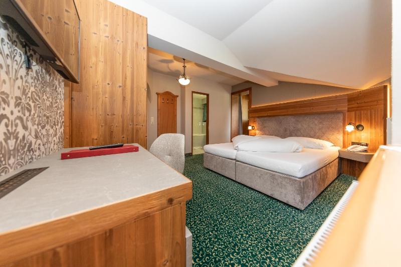 Double Room with Balcony image 3