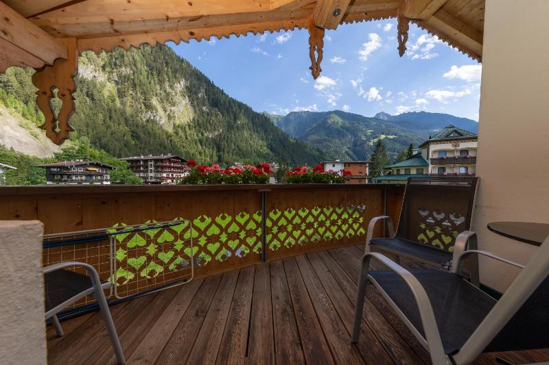Double Room with Balcony image 2