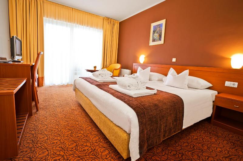 Double Room with Balcony image 4