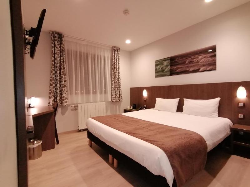 Standard Double Room image 4