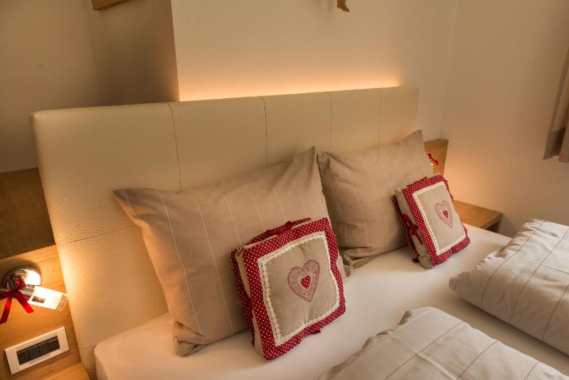 One-Bedroom Apartment image 4