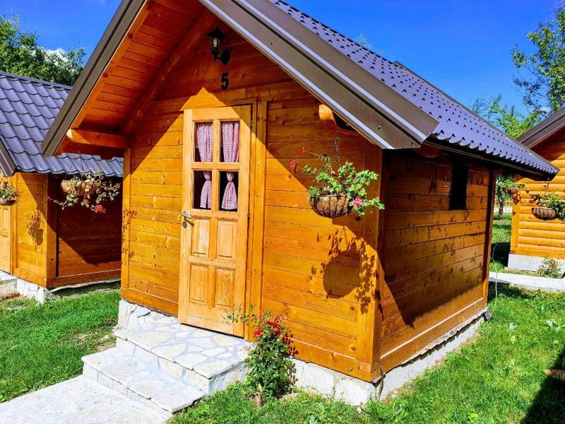 Bungalow with Garden View image 3