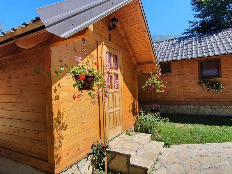 Bungalow with Garden View image 4