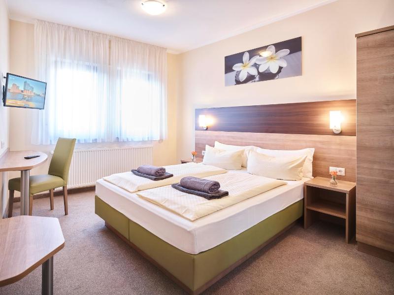 Double Room image 3