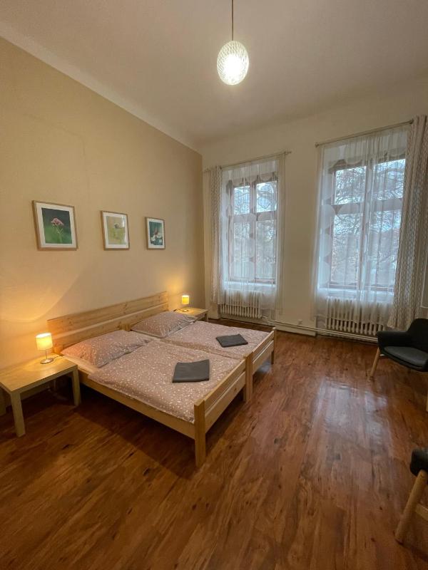 Single Room with Shared Bathroom image 3