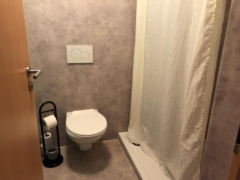 Twin Room with Bathroom image 4