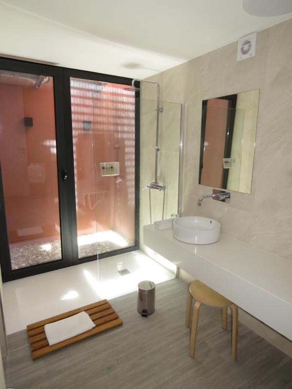 Twin Room image 3