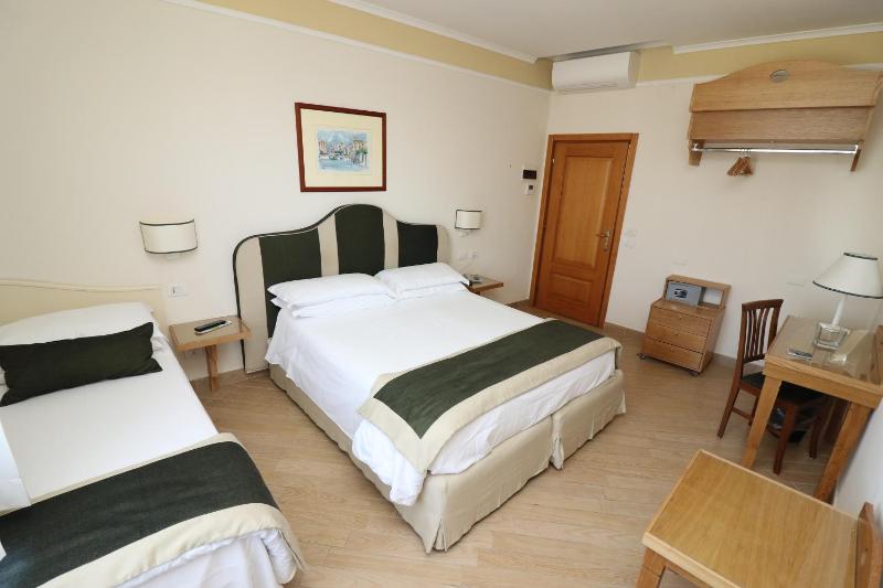 Classic Triple Room image 4