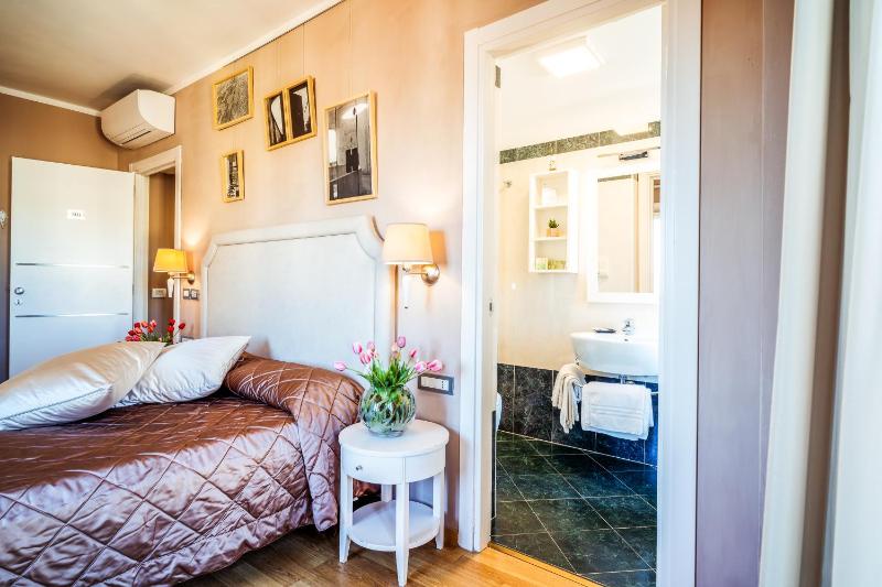 Superior Double Room with Balcony image 3