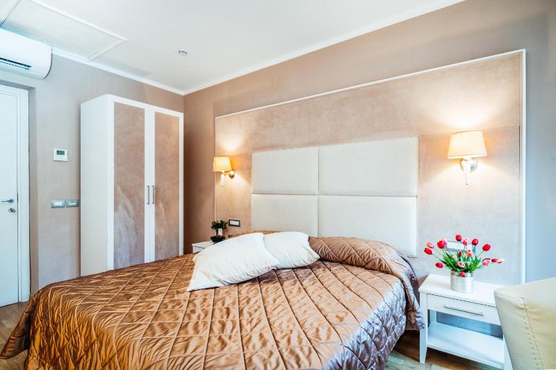 Double or Twin Room image 4