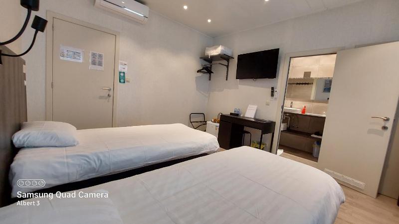 Twin Room with Private Bathroom image 1