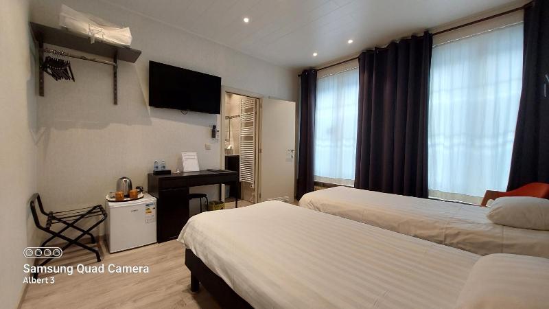 Twin Room with Private Bathroom image 3