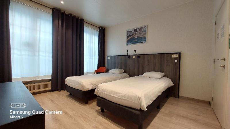 Twin Room with Private Bathroom image 4