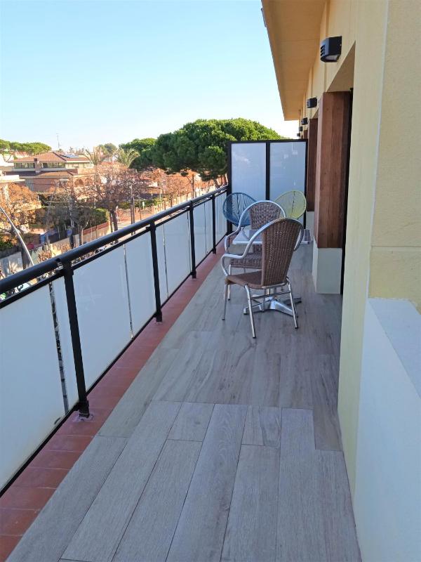 Quadruple Room with Balcony image 3